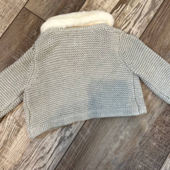BNWT ! baby GAP Gray/White Faux Fur Tie Cardigan Size 6-12 M - Picture 6 of 6